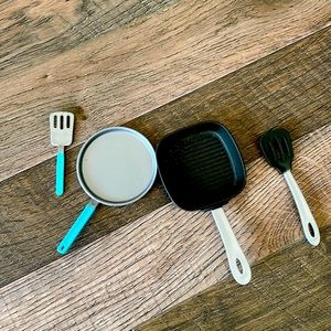 American girl pots and pan set